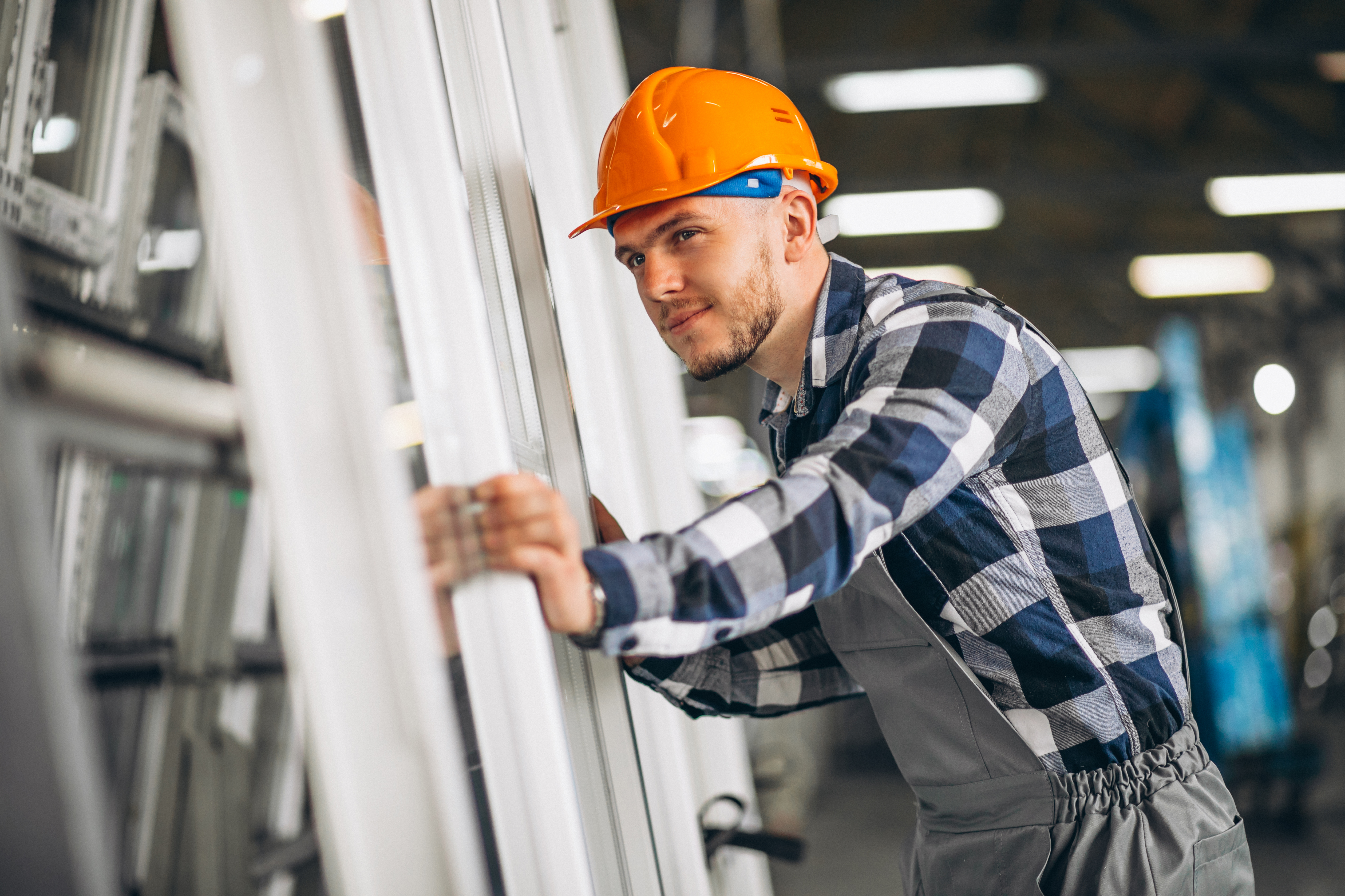 În spatele fiecărei ferestre Promil se află pricepere, răbdare și respect pentru client. Așa construim mai mult decât produse – construim încredere. male-worker-factory.jpg